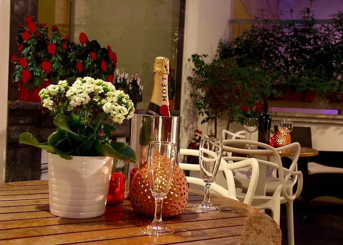 לינה וארוחת בוקר Napolart 4*