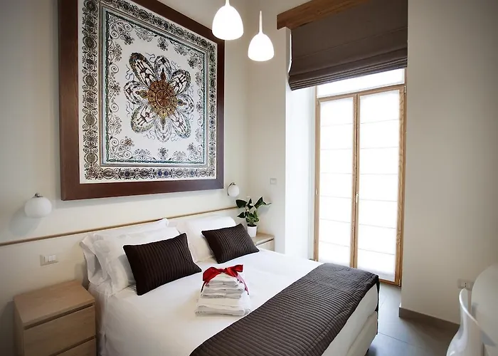 לינה וארוחת בוקר Napolart 4*